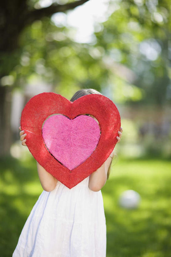 西方人,儿童,一个人,站,举,竖图,室外,白天,正面,裙子,爱情,纯洁,草地,草坪,植物,欧洲,欧洲人,仅一个女性,仅一个人,躲藏,握,阴影,连衣裙,爱心,朦胧,模糊,装饰,光线,影子,浪漫,拿,拿着,装饰品,草,小孩,红色,绿色,白色,阳光,装饰物,托,站着,仅一个小孩,温暖,温馨,心形,恩爱,可爱,童年,童趣,握着,遮,遮掩,华丽,修饰,点缀,和睦,掩盖,隐藏,遮挡,饰物,童真,烂漫,无邪,遮盖,衬托,美观,雅致,雅观,掩饰,潜藏,天真,女孩,女人,女性,白种人,孩子,心型,举起,举手,举着,向上举,向上伸,向上托,站立,半身,彩图,融洽,女生