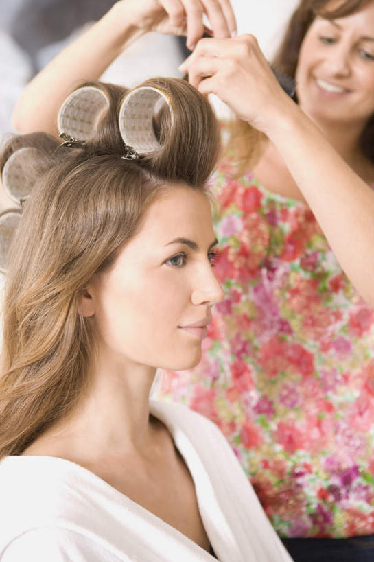 西方人,两个人,理发师,站,坐,举,笑,微笑,露齿笑,竖图,室内,白天,侧面,浴袍,欧洲,欧洲人,握,阴影,反射,纺织物,影子,墙,拿,梳子,拿着,注视,顾客,墙壁,墙面,白色,毛巾,日用品,观察,看,清洁,托,站着,握着,观看,理发店,保暖,卷发棒,卷发器,察看,关注,烫发器,透气,防水,美发用品,主顾,储水,耐磨,吸水,塑料卷发棒,年轻女性,女人,女性,白种人,发型师,理发员,美发师,举起,举手,举着,向上举,向上伸,向上托,站立,坐着,半身,彩图,汤帷子,浴衣