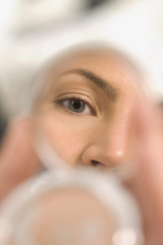 西方人,眼睛,眉毛,睫毛,手,一个人,竖图,室内,特写,白天,正面,化妆,美容,镜子,欧洲,欧洲人,瞳孔,仅一个年轻女性,仅一个女性,仅一个人,握,阴影,朦胧,模糊,反射,粉饼,影子,拿,拿着,化妆品,手部,握着,眼部,单手,修饰,镜像,护肤品,化妆用品,镜面,护肤用品,遮盖,吸脂,光学,手镜,年轻女性,女人,女性,白种人,睫,眉,眼,眼睫毛,眼眉,半身,彩图,眼眉毛,防晒