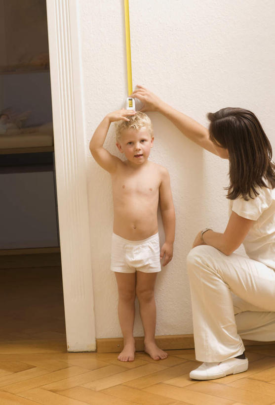 西方人,儿童,两个人,医生,病人,医院,站,蹲,举,竖图,室内,白天,正面,工作服,制服,纯洁,地板,装修,建筑,欧洲,欧洲人,握,阴影,反射,测量,影子,刻度,墙,地面,拿,拿着,裸露,木地板,墙壁,墙面,小孩,白色,尺,软尺,托,站着,医护人员,医疗人员,可爱,童年,童趣,握着,测量工具,尺子,白大褂,病患,裸,童真,烂漫,无邪,医疗机构,量具,量仪,塑料卷尺,工作制服,纤维尺,纤维圆尺,圆尺,天真,男孩,男人,男性,女人,女性,中年女性,白种人,孩子,大夫,患者,就医者,蹲着,举起,举手,举着,向上举,向上伸,向上托,站立,半身,彩图,工作套服,病院,诊所,男生