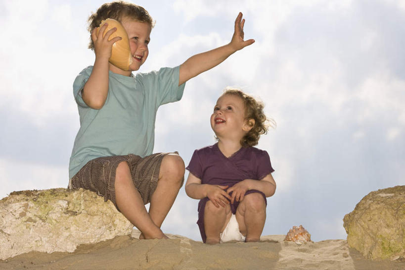 西方人,儿童,两个人,家庭,坐,举,横图,室外,白天,仰视,纯洁,石头,贝壳,欧洲,欧洲人,握,阴影,服装,光线,石子,影子,云,云朵,拿,云彩,拿着,注视,休闲装,小孩,衣服,蓝色,紫色,白云,蓝天,天空,阳光,天,低头,观察,看,托,休闲,温暖,温馨,一家人,休闲服,可爱,童年,童趣,握着,服饰,晴朗,观看,和睦,察看,关注,童真,烂漫,无邪,天真,男孩,男人,男性,女孩,女人,女性,白种人,孩子,贝类外壳,海螺壳,软体动物外壳,石块,岩石,晴空,举起,举手,举着,向上举,向上伸,向上托,坐着,彩图,低角度拍摄,全身,融洽,男生,女生