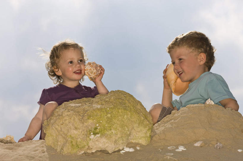 西方人,儿童,两个人,家庭,坐,举,横图,室外,白天,仰视,纯洁,石头,贝壳,欧洲,欧洲人,握,阴影,服装,光线,石子,影子,云,云朵,拿,云彩,拿着,注视,休闲装,小孩,衣服,蓝色,紫色,白云,蓝天,天空,阳光,天,观察,看,托,休闲,温暖,温馨,一家人,休闲服,可爱,童年,童趣,握着,服饰,晴朗,观看,和睦,察看,关注,童真,烂漫,无邪,天真,男孩,男人,男性,女孩,女人,女性,白种人,孩子,贝类外壳,海螺壳,软体动物外壳,石块,岩石,晴空,举起,举手,举着,向上举,向上伸,向上托,坐着,彩图,低角度拍摄,全身,融洽,男生,女生