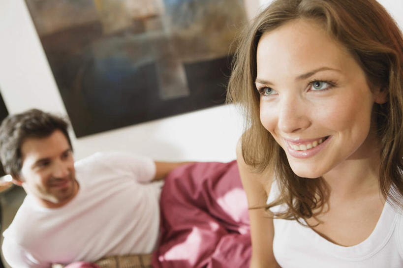 西方人,两个人,家庭,夫妻,坐,躺,笑,微笑,露齿笑,横图,室内,白天,正面,爱情,窗户,床,卧室,欧洲,欧洲人,阴影,服装,朦胧,模糊,反射,影子,墙,双人床,床单,浪漫,注视,休闲装,被子,玻璃窗,墙壁,墙面,衣服,红色,白色,观察,看,休闲,温暖,温馨,一家人,休闲服,恩爱,恋人,服饰,观看,和睦,察看,被单,关注,卧着,男人,男性,年轻男性,年轻女性,女人,女性,白种人,年轻人,夫妇,情侣,躺着,卧,坐着,半身,彩图,睡房,卧房,伴侣,融洽