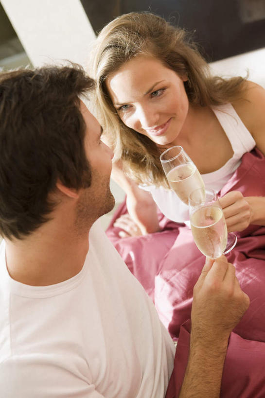 葡萄酒,西方人,两个人,家庭,夫妻,坐,笑,微笑,竖图,俯视,室内,白天,爱情,奢侈,快乐,窗户,床,卧室,杯子,欧洲,欧洲人,握,阴影,服装,朦胧,模糊,庆祝,反射,高脚杯,影子,墙,双人床,床单,浪漫,拿,拿着,休闲装,被子,玻璃窗,相视,墙壁,墙面,玻璃制品,酒,饮料,衣服,红色,白色,酒杯,香槟,干杯,碰杯,休闲,温暖,温馨,一家人,面对面,休闲服,恩爱,交际,友好,诱惑,握着,恋人,服饰,对视,庆贺,和睦,被单,互视,礼仪,相对,敬酒,香槟杯,相看,劝酒,气泡酒,起泡酒,汽酒,男人,男性,年轻男性,年轻女性,女人,女性,白种人,年轻人,夫妇,情侣,玻璃杯,坐着,半身,彩图,高角度拍摄,高兴,欢笑,睡房,卧房,伴侣,融洽