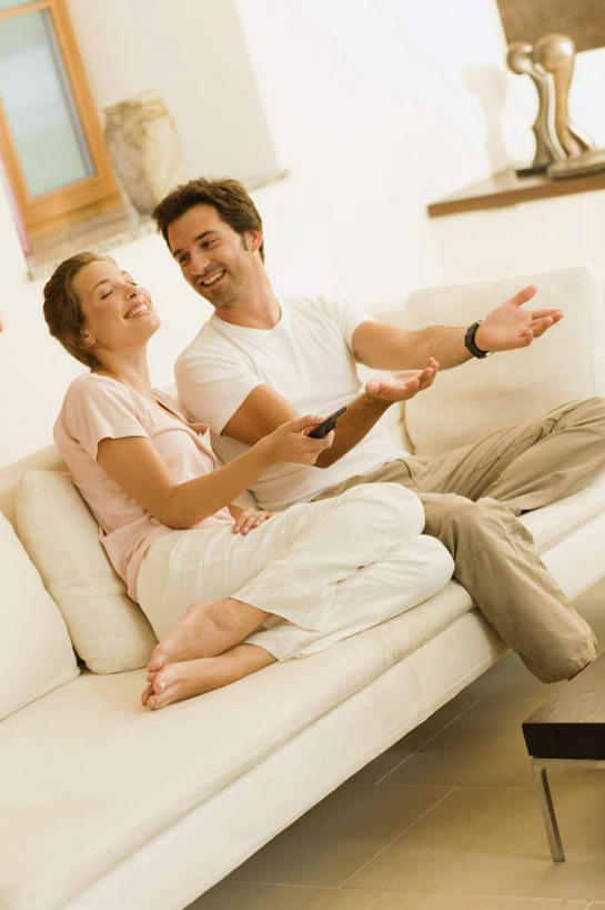 西方人,两个人,家庭,夫妻,客厅,坐,笑,微笑,竖图,室内,白天,正面,爱情,沙发,欧洲,欧洲人,服装,墙,浪漫,注视,休闲装,墙壁,墙面,衣服,观察,看,双手摊开,休闲,温暖,温馨,一家人,休闲服,恩爱,无奈,恋人,服饰,观看,遗憾,烦恼,和睦,察看,起居室,关注,布艺沙发,可惜,无计可施,惋惜,怜惜,无语,客堂,男人,男性,年轻男性,年轻女性,女人,女性,白种人,年轻人,夫妇,情侣,坐着,半身,彩图,伴侣,融洽