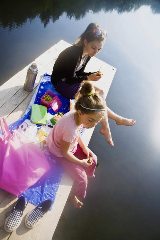 西方人,儿童,两个人,家庭,码头,坐,竖图,俯视,室外,白天,纯洁,湖,湖泊,水,港口,欧洲,欧洲人,握,服装,木板,湖面,水流,水面,桥,木桥,拿,拿着,注视,休闲装,栈桥,小孩,衣服,倒影,湖水,观察,看,休闲,温暖,温馨,一家人,休闲服,可爱,童年,童趣,握着,服饰,观看,人行桥,木板桥,和睦,察看,倒映,关注,童真,烂漫,无邪,反照,天真,女孩,女人,女性,白种人,坐着,彩图,高角度拍摄,全身,摆渡口,埠头,渡口,渡头,港湾,海港,货运码头,口岸,商港,融洽,女生