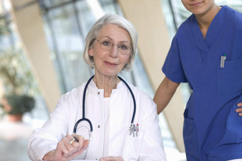 西方人,两个人,医生,护士,医院,站,坐,横图,室内,白天,正面,工作服,制服,窗户,落地窗,欧洲,欧洲人,握,朦胧,模糊,笔,办公用品,拿,拿着,注视,手叉腰,玻璃窗,文具,听诊器,学习用品,叉腰,观察,看,站着,医护人员,医疗人员,握着,观看,文具用品,察看,医疗设备,白衣天使,关注,医疗器械,医疗工具,医疗机构,工作制服,检测工具,老年女性,年轻女性,女人,女性,白种人,大夫,站立,坐着,半身,彩图,工作套服,病院,诊所