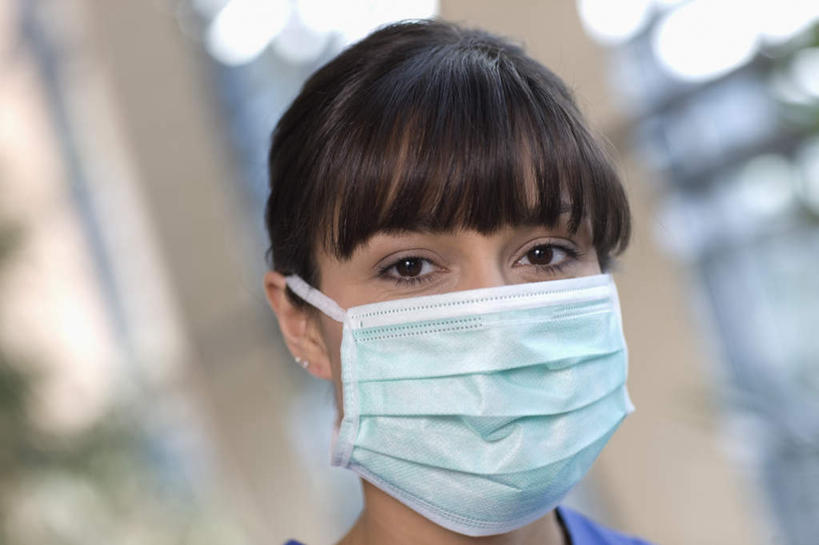 西方人,脸,头,脸颊,一个人,护士,医院,横图,室内,特写,白天,正面,工作服,制服,窗户,落地窗,欧洲,欧洲人,仅一个年轻女性,仅一个女性,仅一个人,朦胧,模糊,分离,棕色,过滤,分开,注视,玻璃窗,口罩,观察,看,隔断,遮掩,观看,隔离,察看,卫生,掩盖,遮挡,白衣天使,关注,净化,间隔,预防,遮盖,防尘,医疗机构,掩饰,断绝,隔开,屏蔽,屏绝,远离,中断,阻遏,阻隔,工作制服,年轻女性,女人,女性,白种人,头部,直发,脸部,脸蛋,面部,半身,彩图,工作套服,病院,诊所,短发