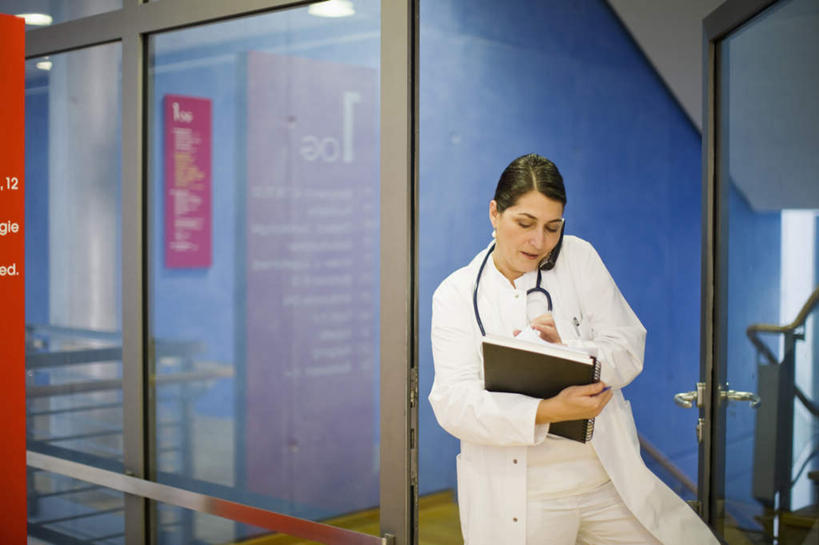 西方人,一个人,医生,医院,栏杆,站,打电话,横图,室内,白天,正面,工作服,制服,楼梯,门,电话,手机,欧洲,欧洲人,仅一个女性,仅一个人,握,材料,档案,扶手,文件,纸,阶梯,墙,拿,听,拿着,注视,通讯设备,护栏,墙壁,墙面,台阶,手稿,听诊器,资料,门框,观察,看,站着,仅一个中年女性,医护人员,医疗人员,握着,观看,证明,察看,医疗设备,关注,文档,医疗器械,医疗工具,医疗机构,工作制服,检测工具,交流,女人,女性,中年女性,白种人,大夫,沟通,通话,站立,半身,彩图,工作套服,病院,诊所