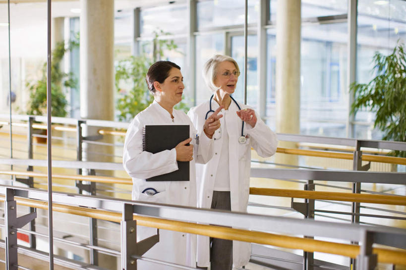 西方人,两个人,伙伴,朋友,医生,医院,栏杆,站,说,横图,室内,白天,正面,工作服,制服,讨论,友谊,合作,团队,窗户,落地窗,欧洲,欧洲人,握,材料,档案,文件,纸,柱子,围栏,拿,拿着,注视,护栏,玻璃窗,手稿,听诊器,资料,观察,看,站着,医护人员,医疗人员,战略,握着,观看,证明,察看,医疗设备,关注,文档,医疗器械,医疗工具,医疗机构,联合,合谋,工作制服,检测工具,交流,配合,协作,老年女性,女人,女性,中年女性,白种人,大夫,沟通,讲话,交谈,商讨,说话,谈话,站立,半身,彩图,工作套服,病院,诊所