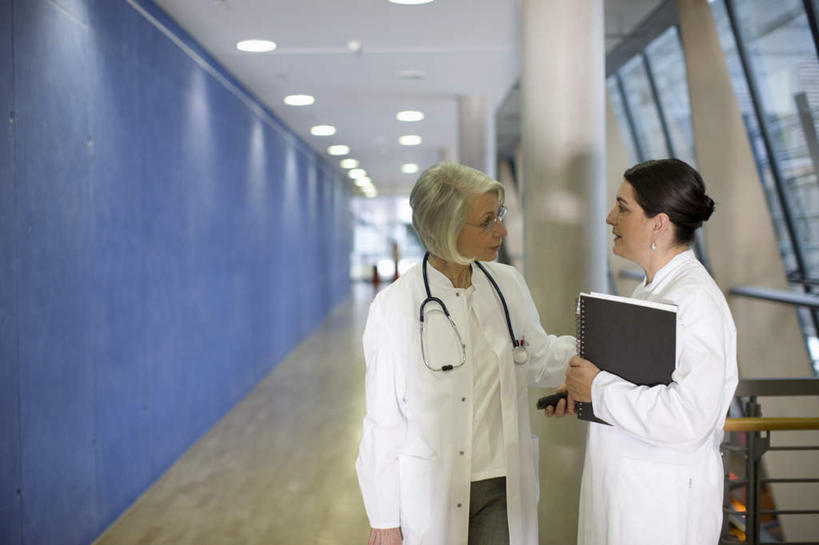 西方人,两个人,伙伴,朋友,医生,医院,栏杆,站,说,横图,室内,白天,正面,工作服,制服,讨论,友谊,合作,团队,楼梯,照明,欧洲,欧洲人,握,阴影,光线,材料,档案,扶手,文件,影子,纸,阶梯,墙,灯光,拿,拿着,注视,护栏,顶灯,墙壁,墙面,台阶,灯,手稿,听诊器,资料,灯具,观察,看,站着,医护人员,医疗人员,战略,握着,观看,证明,照亮,察看,医疗设备,照明设备,关注,文档,医疗器械,医疗工具,医疗机构,联合,合谋,工作制服,检测工具,交流,配合,协作,老年女性,女人,女性,中年女性,白种人,大夫,沟通,讲话,交谈,商讨,说话,谈话,站立,半身,彩图,工作套服,病院,诊所