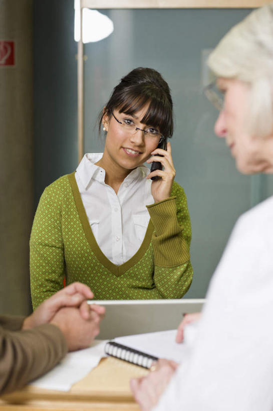 西方人,背部,两个人,前台,服务员,医生,站,说,打电话,竖图,室内,白天,正面,工作服,制服,讨论,桌子,电话,手机,欧洲,欧洲人,握,服装,朦胧,模糊,材料,档案,文件,眼镜,纸,办公桌,拿,拿着,注视,休闲装,通讯设备,衣服,手稿,资料,观察,看,站着,医护人员,医疗人员,休闲,休闲服,服务台,握着,服饰,观看,证明,察看,关注,文档,近视眼镜,工作制服,接待员,交流,老年女性,年轻女性,女人,女性,白种人,大夫,服务生,侍者,沟通,讲话,交谈,商讨,说话,谈话,通话,站立,半身,彩图,工作套服,帮助台,呼叫台