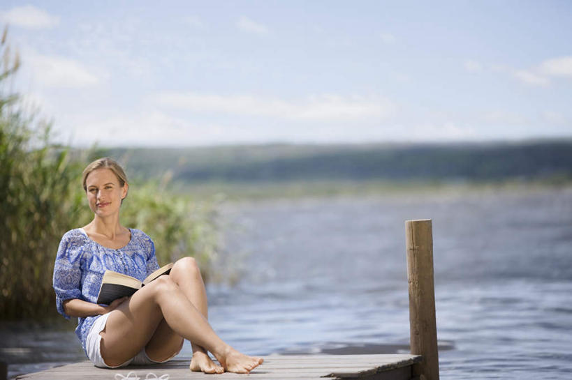 西方人,一个人,码头,坐,笑,微笑,横图,室外,白天,正面,草地,草坪,湖,湖泊,水,植物,港口,书籍,欧洲,欧洲人,仅一个女性,仅一个人,握,波纹,服装,木板,湖面,水流,水面,云,云朵,桥,木桥,涟漪,拿,云彩,拿着,注视,休闲装,栈桥,草,衣服,蓝色,绿色,白云,倒影,蓝天,水纹,天空,波浪,湖水,天,观察,看,仅一个中年女性,休闲,休闲服,握着,服饰,晴朗,观看,人行桥,木板桥,察看,倒映,关注,水晕,反照,女人,女性,中年女性,白种人,书,图书,晴空,坐着,彩图,全身,摆渡口,埠头,渡口,渡头,港湾,海港,货运码头,口岸,商港