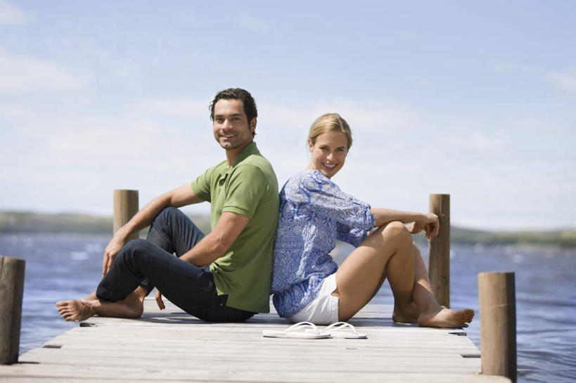 西方人,中年人,两个人,家庭,夫妻,码头,坐,笑,微笑,露齿笑,横图,室外,白天,侧面,爱情,安全,草地,草坪,湖,湖泊,水,植物,港口,欧洲,欧洲人,波纹,服装,木板,湖面,水流,水面,云,云朵,桥,木桥,涟漪,浪漫,云彩,扭头,依靠,注视,休闲装,栈桥,草,衣服,蓝色,绿色,白云,倒影,蓝天,水纹,天空,波浪,湖水,天,观察,看,倚靠,转头,背靠背,休闲,温暖,温馨,一家人,休闲服,恩爱,背对背,恋人,服饰,晴朗,观看,人行桥,木板桥,和睦,察看,倒映,关注,水晕,反照,信任,男人,男性,女人,女性,中年男性,中年女性,白种人,夫妇,情侣,晴空,坐着,彩图,全身,摆渡口,埠头,渡口,渡头,港湾,海港,货运码头,口岸,商港,伴侣,融洽