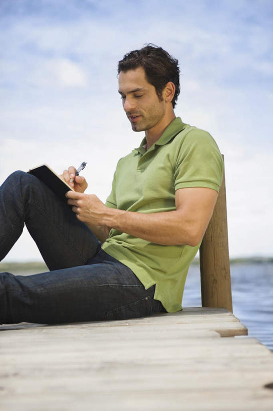 西方人,一个人,码头,坐,竖图,室外,白天,侧面,草地,草坪,湖,湖泊,水,植物,港口,书籍,欧洲,欧洲人,仅一个男性,仅一个人,仅一个中年男性,握,波纹,服装,笔,木板,湖面,水流,水面,云,云朵,桥,办公用品,木桥,涟漪,拿,云彩,拿着,注视,休闲装,水笔,栈桥,文具,草,衣服,蓝色,绿色,白云,倒影,蓝天,水纹,天空,学习用品,波浪,湖水,天,观察,看,休闲,休闲服,握着,服饰,晴朗,观看,人行桥,木板桥,文具用品,察看,倒映,关注,水晕,反照,男人,男性,中年男性,白种人,书,图书,晴空,坐着,半身,彩图,摆渡口,埠头,渡口,渡头,港湾,海港,货运码头,口岸,商港