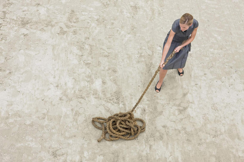 西方人,一个人,商务人士,商务女性,站,横图,俯视,室外,白天,欧洲,欧洲人,仅一个女性,仅一个人,握,套装,地面,拿,拿着,注视,绳子,观察,看,站着,仅一个中年女性,握着,观看,绳索,察看,关注,商务装,工薪阶层,女人,女性,中年女性,白种人,白领,上班族,站立,彩图,高角度拍摄,全身