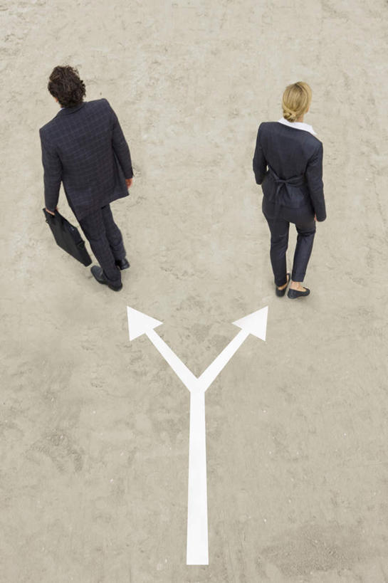 西方人,两个人,同事,商务人士,商务男性,商务女性,走,竖图,俯视,室外,白天,衬衫,成功,合作,团队,集体,信心,欧洲,欧洲人,握,套装,包,公文包,地面,拿,拎,拿着,方向,队伍,箭头,握着,公事包,领导,指向,成就,商务装,合伙,领袖,工薪阶层,簇,男人,男性,女人,女性,中年男性,中年女性,白种人,白领,上班族,步行,散步,走路,彩图,高角度拍摄,全身,衬衣,拎着