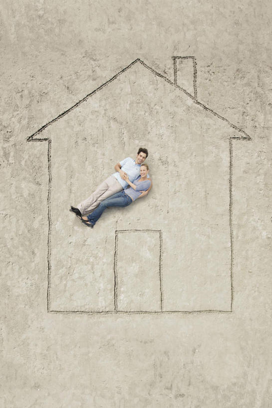 西方人,中年人,两个人,家庭,夫妻,家,躺,抱,笑,微笑,露齿笑,竖图,俯视,室外,白天,爱情,门,欧洲,欧洲人,服装,房屋,屋子,地面,表面,浪漫,注视,休闲装,楼房,住宅,衣服,门框,观察,看,休闲,温暖,温馨,一家人,休闲服,恩爱,恋人,服饰,抱着,观看,轮廓,和睦,察看,搂着,关注,卧着,男人,男性,女人,女性,中年男性,中年女性,白种人,夫妇,情侣,搂,搂抱,躺着,卧,彩图,高角度拍摄,全身,房子,伴侣,融洽