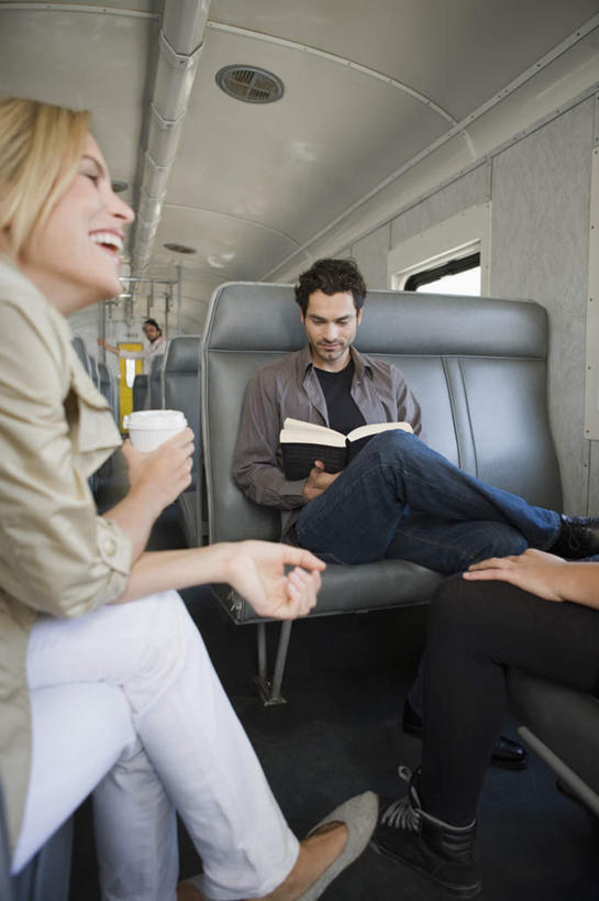 咖啡,西方人,三个人,伙伴,朋友,坐,捧,笑,微笑,露齿笑,竖图,室内,白天,正面,友谊,幸福,合作,团队,窗户,火车,杯子,书籍,欧洲,欧洲人,一本,一辆,握,服装,瓷器,咖啡杯,陶瓷制品,一杯,二郎腿,拿,拿着,注视,休闲装,娱乐,座椅,玻璃窗,座位,车,饮料,衣服,车窗,交通工具,观察,看,行驶,享受,休闲,温馨,休闲服,放松,乐趣,战略,握着,服饰,观看,察看,提神,舒适,关注,载具,瓷杯,醒脑,车座,联合,合谋,软饮料,配合,协作,男人,男性,女人,女性,中年男性,中年女性,白种人,书,图书,端,端着,捧着,手捧,坐着,半身,彩图