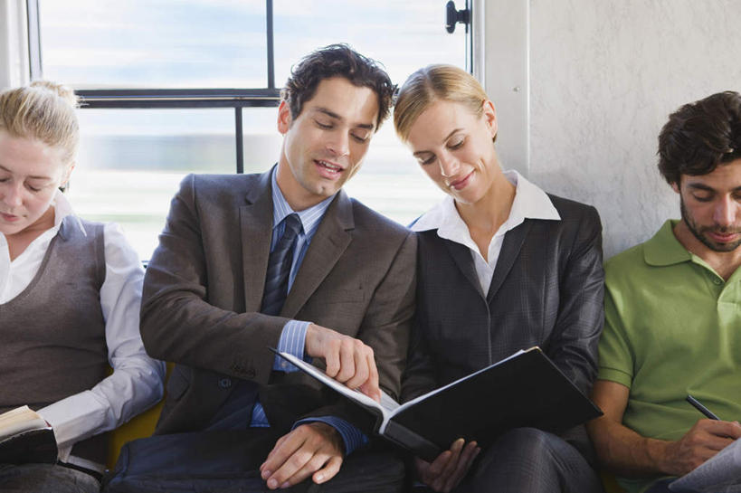 西方人,四个人,伙伴,朋友,商务人士,商务男性,商务女性,坐,笑,说,微笑,露齿笑,横图,室内,白天,正面,衬衫,讨论,友谊,合作,团队,窗户,地铁,书籍,欧洲,欧洲人,一本,握,指,套装,轨道交通,拿,拿着,注视,方向,座椅,玻璃窗,座位,车窗,打开,观察,看,手势,战略,握着,观看,察看,指向,开启,食指,关注,商务装,车座,工薪阶层,联合,合谋,交流,配合,协作,男人,男性,年轻男性,女人,女性,中年女性,白种人,白领,上班族,书,图书,沟通,讲话,交谈,商讨,说话,谈话,坐着,半身,彩图,衬衣,地铁机动车,地下铁,轻轨,地铁屏蔽门