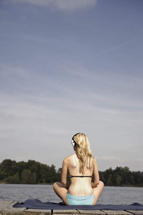 西方人,一个人,码头,坐,盘腿,竖图,室外,白天,泳装,比基尼,湖,湖泊,树林,水,植物,港口,欧洲,欧洲人,仅一个年轻女性,仅一个女性,仅一个人,阴影,光线,木板,毯子,影子,湖面,水流,水面,云,云朵,桥,木桥,云彩,栈桥,树,树木,背面,蓝色,绿色,白云,蓝天,天空,阳光,自然,垫子,湖水,天,金色,生长,晴朗,成长,人行桥,木板桥,游艇码头,沙滩垫,年轻女性,女人,女性,白种人,长发,卷发,晴空,盘腿而坐,盘膝,盘着腿的,盘着腿坐,双腿交叉,坐着,彩图,全身,三点式,泳衣,摆渡口,埠头,渡口,渡头,港湾,海港,口岸