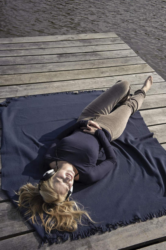 西方人,一个人,码头,躺,闭眼,竖图,俯视,室外,白天,快乐,满意,幸福,湖,湖泊,树林,水,植物,港口,欧洲,欧洲人,仅一个年轻女性,仅一个女性,仅一个人,阴影,服装,光线,木板,毯子,影子,湖面,水流,水面,桥,棕色,音响,木桥,音乐,听,休闲装,娱乐,栈桥,树,树木,衣服,绿色,阳光,自然,耳机,垫子,湖水,享受,休闲,休闲服,金色,放松,服饰,生长,成长,人行桥,木板桥,舒适,享乐,游艇码头,沙滩垫,卧着,年轻女性,女人,女性,白种人,长发,闭眼睛,闭着眼,闭着眼睛,躺着,卧,彩图,高角度拍摄,全身,摆渡口,埠头,渡口,渡头,港湾,海港,口岸