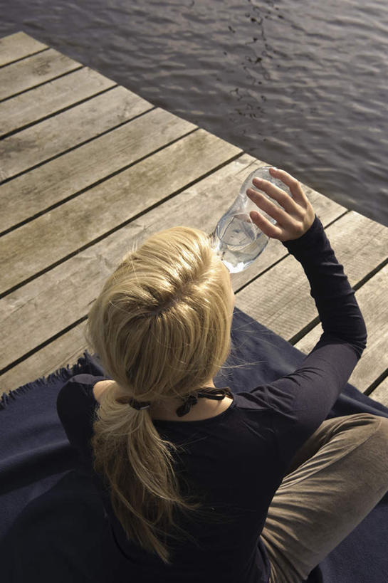 西方人,一个人,码头,坐,盘腿,竖图,俯视,室外,白天,湖,湖泊,树林,水,植物,港口,欧洲,欧洲人,仅一个年轻女性,仅一个女性,仅一个人,喝,握,阴影,服装,光线,木板,毯子,液体,影子,湖面,水流,水面,桥,棕色,木桥,拿,拿着,休闲装,饮用水,栈桥,树,树木,衣服,绿色,阳光,自然,瓶子,塑料制品,垫子,矿泉水,湖水,休闲,休闲服,金色,塑料瓶,握着,服饰,生长,成长,人行桥,木板桥,蒸馏水,游艇码头,沙滩垫,年轻女性,女人,女性,白种人,长发,盘腿而坐,盘膝,盘着腿的,盘着腿坐,双腿交叉,坐着,半身,彩图,高角度拍摄,摆渡口,埠头,渡口,渡头,港湾,海港,口岸