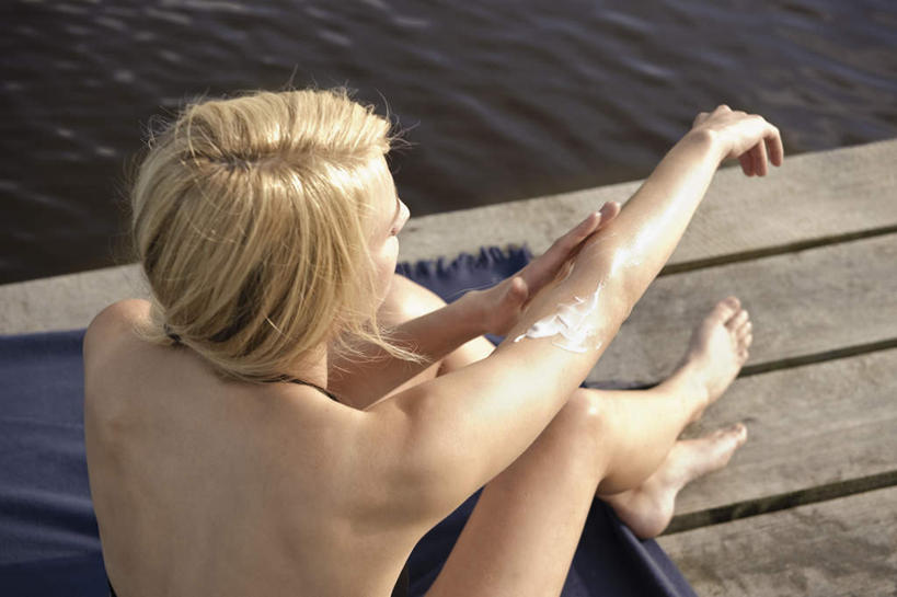 西方人,一个人,坐,横图,俯视,室外,白天,湖,湖泊,水,欧洲,欧洲人,仅一个年轻女性,仅一个女性,仅一个人,擦,抚摸,阴影,光线,木板,毯子,影子,湖面,水流,水面,桥,棕色,木桥,涂抹,注视,光脚,裸露,栈桥,阳光,化妆品,垫子,湖水,观察,看,赤脚,金色,擦拭,观看,人行桥,木板桥,察看,防晒乳,防晒霜,伸出,护肤品,化妆用品,关注,裸,护肤用品,揩擦,拭,沙滩垫,年轻女性,女人,女性,白种人,长发,坐着,半身,彩图,高角度拍摄,轻抚