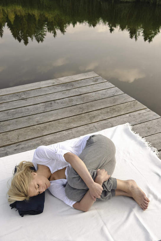 西方人,一个人,躺,闭眼,抱,睡,竖图,俯视,室外,白天,湖,湖泊,树林,水,植物,欧洲,欧洲人,仅一个年轻女性,仅一个女性,仅一个人,蜷缩,阴影,服装,光线,木板,毯子,影子,湖面,水流,水面,桥,木桥,休闲装,光脚,栈桥,树,树木,衣服,绿色,白色,倒影,阳光,自然,垫子,湖水,休闲,赤脚,休闲服,服饰,生长,成长,抱着,人行桥,木板桥,倒映,搂着,反照,沙滩垫,卧着,年轻女性,女人,女性,白种人,屈膝,闭眼睛,闭着眼,闭着眼睛,困,困觉,搂,搂抱,寝息,睡觉,躺着,卧,彩图,高角度拍摄,全身