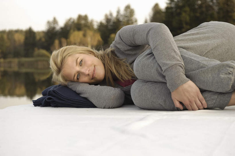 西方人,一个人,躺,横图,室外,白天,正面,湖,湖泊,树林,水,植物,纺织品,欧洲,欧洲人,仅一个年轻女性,仅一个女性,仅一个人,撑,阴影,服装,装饰,光线,毛毯,木板,毯子,影子,湖面,水流,水面,桥,木桥,托腮,注视,休闲装,栈桥,树,树木,纺织,衣服,绿色,白色,灰色,倒影,阳光,自然,垫子,湖水,观察,看,托,休闲,温暖,休闲服,服饰,生长,成长,抱膝,观看,人行桥,木板桥,华丽,修饰,点缀,察看,倒映,关注,托下巴,衬托,美观,雅致,雅观,反照,卧着,年轻女性,女人,女性,白种人,屈膝,躺着,卧,半身,彩图