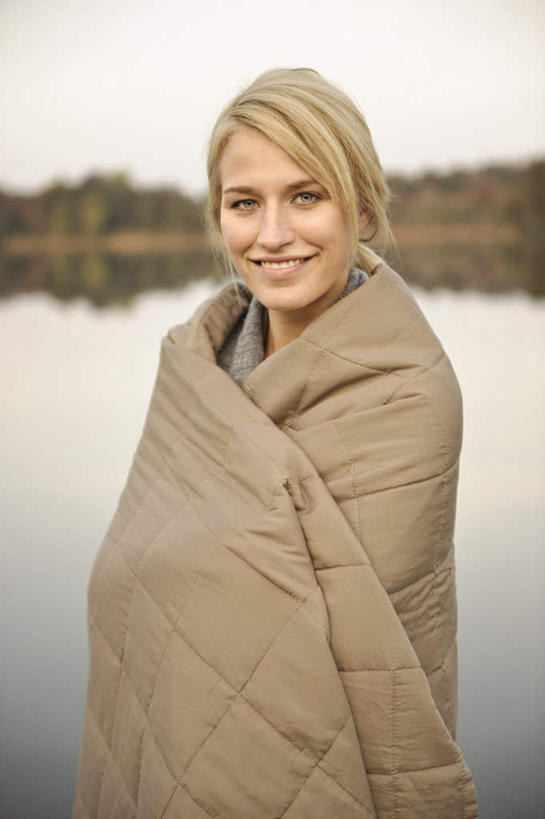 西方人,一个人,站,笑,微笑,横图,室外,白天,正面,湖,湖泊,树林,水,植物,纺织品,欧洲,欧洲人,仅一个年轻女性,仅一个女性,仅一个人,阴影,服装,装饰,光线,包裹,毛毯,毯子,影子,湖面,水流,水面,棕色,注视,休闲装,树,树木,纺织,衣服,绿色,倒影,阳光,自然,垫子,湖水,观察,看,站着,休闲,温暖,休闲服,服饰,生长,成长,观看,华丽,修饰,点缀,察看,倒映,关注,衬托,美观,雅致,雅观,反照,年轻女性,女人,女性,白种人,站立,半身,彩图