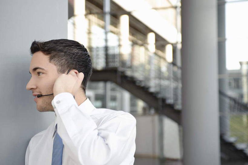 西方人,一个人,商务人士,商务男性,办公室,栏杆,站,笑,说,微笑,横图,室内,白天,正面,衬衫,讨论,通讯,客服,窗户,楼梯,落地窗,欧洲,欧洲人,仅一个男性,仅一个人,套装,朦胧,模糊,信息,扶手,阶梯,墙,领带,话务员,注视,大厅,护栏,玻璃窗,墙壁,墙面,台阶,仅一个年轻男性,蓝色,耳机,耳麦,话筒,扶,观察,看,站着,服务,通信,观看,协调,察看,麦克风,头戴式耳麦,扶着,象征,庄重,关注,销售,商务装,身份,工薪阶层,客服人员,电话销售,正式,地位,接待员,交流,男人,男性,年轻男性,白种人,白领,接线员,上班族,沟通,讲话,交谈,商讨,说话,谈话,站立,半身,彩图,衬衣,头戴式耳机