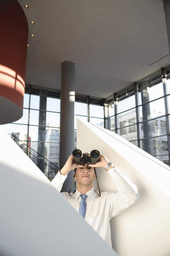 西方人,一个人,商务人士,商务男性,办公室,站,举,笑,微笑,竖图,室内,白天,仰视,衬衫,仪器,科技,窗户,落地窗,欧洲,欧洲人,仅一个男性,仅一个人,眺望,握,套装,检查,研究,反射,分析,科学,望远镜,墙,领带,拿,拿着,注视,大厅,玻璃窗,墙壁,墙面,仅一个年轻男性,蓝色,观察,看,托,站着,清晰,探索,握着,放大,观看,仔细,科研,察看,科学技术,瞭望,聚焦,象征,庄重,关注,商务装,身份,工薪阶层,远视镜,瞭望镜,光学,清楚,正式,地位,双筒镜,双筒望远镜,男人,男性,年轻男性,白种人,白领,上班族,举起,举手,举着,向上举,向上伸,向上托,站立,半身,彩图,低角度拍摄,衬衣,光学仪器,千里镜