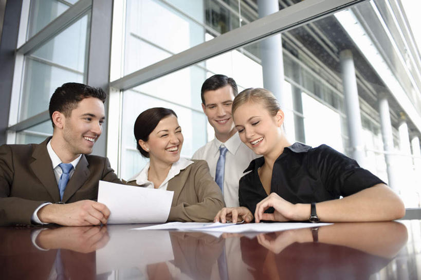 西方人,四个人,伙伴,朋友,商务人士,商务男性,商务女性,办公室,站,坐,笑,说,微笑,露齿笑,横图,室内,白天,仰视,衬衫,讨论,友谊,合作,团队,窗户,桌面,桌子,欧洲,欧洲人,套装,开会,会议,时间,材料,档案,时钟,手表,文件,纸,办公桌,墙,计时,注视,玻璃窗,墙壁,墙面,手稿,资料,钟表,观察,看,站着,表,战略,观看,腕表,证明,察看,关注,文档,商务装,工薪阶层,联合,合谋,交流,配合,协作,男人,男性,年轻男性,年轻女性,女人,女性,白种人,白领,上班族,钟,沟通,讲话,交谈,商讨,说话,谈话,站立,坐着,半身,彩图,低角度拍摄,衬衣