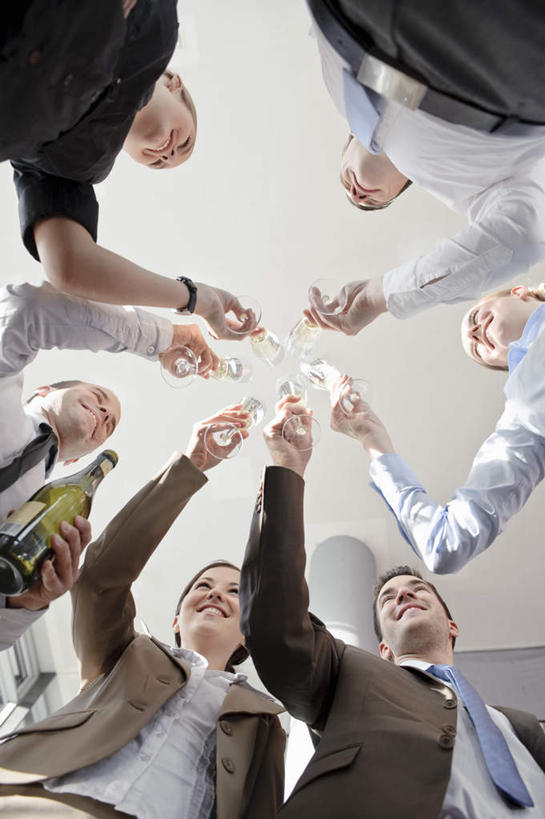 葡萄酒,西方人,伙伴,朋友,商务人士,商务男性,商务女性,办公室,站,笑,说,微笑,露齿笑,竖图,室内,白天,仰视,衬衫,奢侈,讨论,快乐,友谊,合作,团队,杯子,欧洲,欧洲人,握,套装,庆祝,高脚杯,许多人,浪漫,拿,拿着,注视,玻璃制品,酒,饮料,酒杯,香槟,干杯,观察,看,碰杯,站着,一群人,交际,友好,诱惑,战略,握着,观看,庆贺,察看,关注,礼仪,商务装,敬酒,工薪阶层,香槟杯,劝酒,联合,合谋,气泡酒,起泡酒,汽酒,交流,配合,协作,男人,男性,年轻男性,年轻女性,女人,女性,白种人,白领,上班族,玻璃杯,沟通,讲话,交谈,商讨,说话,谈话,站立,半身,彩图,低角度拍摄,衬衣,高兴,欢笑