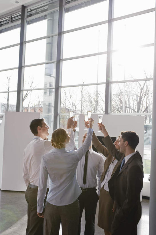 葡萄酒,西方人,背部,伙伴,朋友,商务人士,商务男性,商务女性,办公室,站,笑,说,微笑,露齿笑,竖图,室内,白天,正面,衬衫,奢侈,讨论,快乐,友谊,合作,团队,植物,窗户,落地窗,杯子,欧洲,欧洲人,握,阴影,套装,庆祝,光线,瓷砖,地砖,高脚杯,影子,房屋,屋子,地面,许多人,浪漫,拿,拿着,注视,楼房,玻璃窗,玻璃制品,酒,树,树木,饮料,绿色,阳光,自然,酒杯,香槟,干杯,观察,看,碰杯,站着,一群人,交际,友好,诱惑,战略,握着,生长,成长,观看,庆贺,察看,关注,礼仪,商务装,敬酒,工薪阶层,香槟杯,劝酒,联合,合谋,气泡酒,起泡酒,汽酒,交流,配合,协作,男人,男性,年轻男性,年轻女性,女人,女性,白种人,白领,上班族,玻璃杯,沟通,讲话,交谈,商讨,说话,谈话,站立,半身,彩图,衬衣,高兴,欢笑,房子