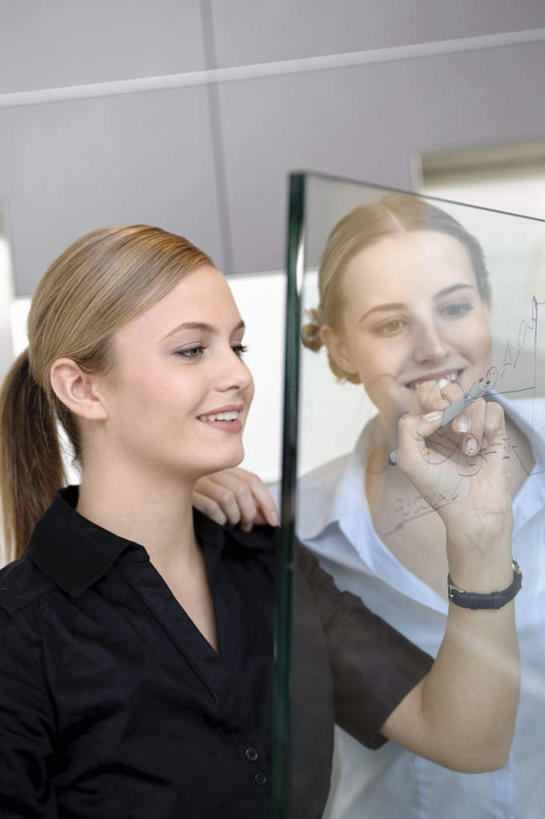 西方人,两个人,伙伴,朋友,商务人士,商务女性,办公室,站,笑,微笑,露齿笑,竖图,室内,白天,正面,衬衫,友谊,合作,团队,天花板,玻璃,欧洲,欧洲人,握,写字,套装,时间,笔,时钟,手表,墙,办公用品,拿,计时,拿着,注视,墙壁,墙面,玻璃制品,文具,白板,记号笔,学习用品,钟表,观察,看,站着,表,战略,握着,观看,马克笔,麦克笔,腕表,文具用品,察看,书写,关注,商务装,记录板,工薪阶层,记事板,联合,合谋,配合,协作,年轻女性,女人,女性,白种人,白领,上班族,钟,站立,半身,彩图,衬衣