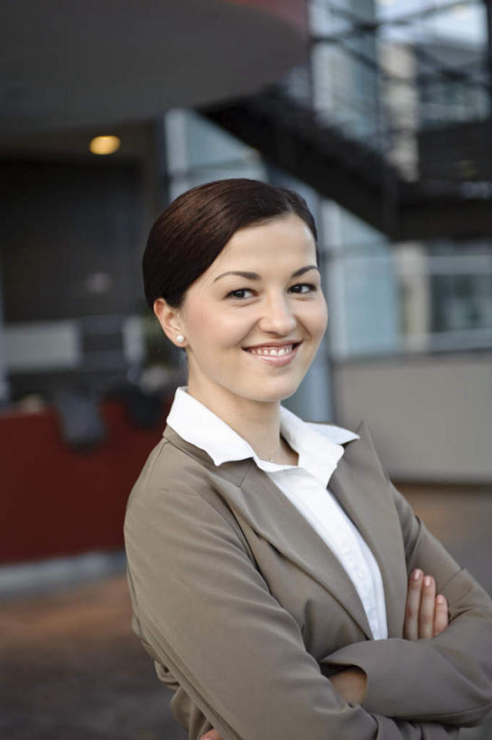 西方人,一个人,商务人士,商务女性,办公室,栏杆,站,笑,双手交叉,微笑,露齿笑,竖图,室内,白天,侧面,衬衫,窗户,楼梯,落地窗,欧洲,欧洲人,仅一个年轻女性,仅一个女性,仅一个人,套装,朦胧,模糊,扶手,阶梯,地面,注视,大厅,护栏,玻璃窗,台阶,观察,看,站着,观看,察看,双手抱胸,关注,商务装,工薪阶层,年轻女性,女人,女性,白种人,白领,上班族,站立,半身,彩图,衬衣