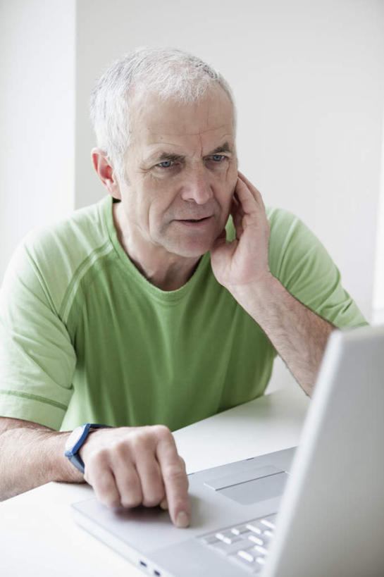 西方人,一个人,坐,竖图,室内,白天,正面,T恤衫,电脑,笔记本电脑,桌面,桌子,欧洲,欧洲人,仅一个男性,仅一个人,撑,敲打,服装,网络,办公桌,墙,T恤,托腮,注视,休闲装,输入,通讯设备,墙壁,墙面,衣服,绿色,打字,观察,看,托,仅一个老年男性,休闲,休闲服,服饰,观看,点击,敲击,察看,无线,关注,托下巴,通信设备,无线网络,无线上网,便携式电脑,按键,手提电脑,老年男性,男人,男性,白种人,坐着,半身,彩图