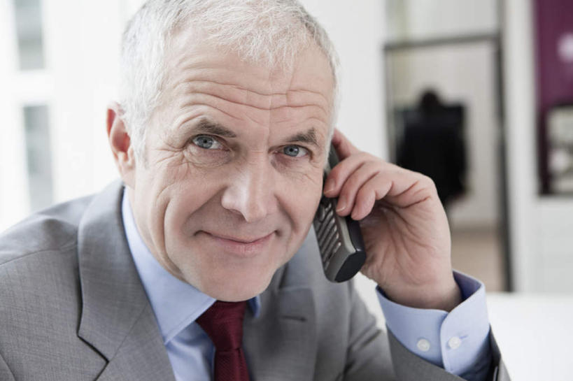 西方人,脸,头,脸颊,手,头发,一个人,商务人士,商务男性,办公室,坐,笑,打电话,微笑,横图,室内,特写,白天,正面,衬衫,电话,手机,欧洲,欧洲人,仅一个男性,仅一个人,握,套装,朦胧,模糊,墙,领带,拿,拿着,注视,通讯设备,墙壁,墙面,红色,白色,观察,看,仅一个老年男性,手部,握着,观看,单手,察看,象征,庄重,关注,商务装,身份,工薪阶层,正式,地位,交流,老年男性,男人,男性,白种人,头部,脸部,脸蛋,面部,白领,上班族,沟通,通话,坐着,半身,彩图,衬衣