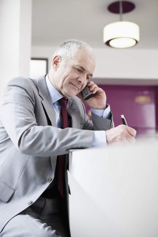 西方人,一个人,商务人士,商务男性,坐,笑,打电话,微笑,竖图,室内,白天,仰视,衬衫,天花板,桌子,电话,手机,照明,欧洲,欧洲人,仅一个男性,仅一个人,握,写字,套装,笔,材料,档案,文件,纸,办公桌,灯光,办公用品,拿,拿着,注视,通讯设备,顶灯,水笔,灯,文具,手稿,学习用品,资料,灯具,观察,看,仅一个老年男性,握着,观看,文具用品,证明,照亮,察看,书写,照明设备,关注,文档,商务装,工薪阶层,交流,老年男性,男人,男性,白种人,白领,上班族,沟通,通话,坐着,半身,彩图,低角度拍摄,衬衣