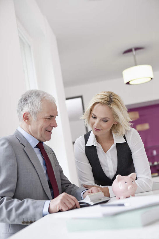 西方人,两个人,伙伴,朋友,商务人士,商务男性,商务女性,办公室,坐,笑,微笑,露齿笑,竖图,室内,白天,正面,衬衫,友谊,合作,团队,计算器,天花板,桌面,桌子,猪,照明,欧洲,欧洲人,套装,计算,科学,笔,材料,档案,文件,纸,办公桌,墙,灯光,办公用品,注视,顶灯,水笔,墙壁,墙面,灯,文具,一个,粉色,动物,容器,手稿,学习用品,资料,灯具,观察,看,储蓄罐,器皿,家畜,战略,储蓄,存钱,金融,理财,财务,牲畜,经济,单个,观看,文具用品,证明,照亮,察看,资金,存钱罐,照明设备,关注,数学,文档,商务装,存款,流通,贸易,工薪阶层,贮钱罐,储钱罐,扑满,联合,合谋,配合,协作,老年男性,男人,男性,年轻女性,女人,女性,白种人,白领,上班族,坐着,半身,彩图,衬衣