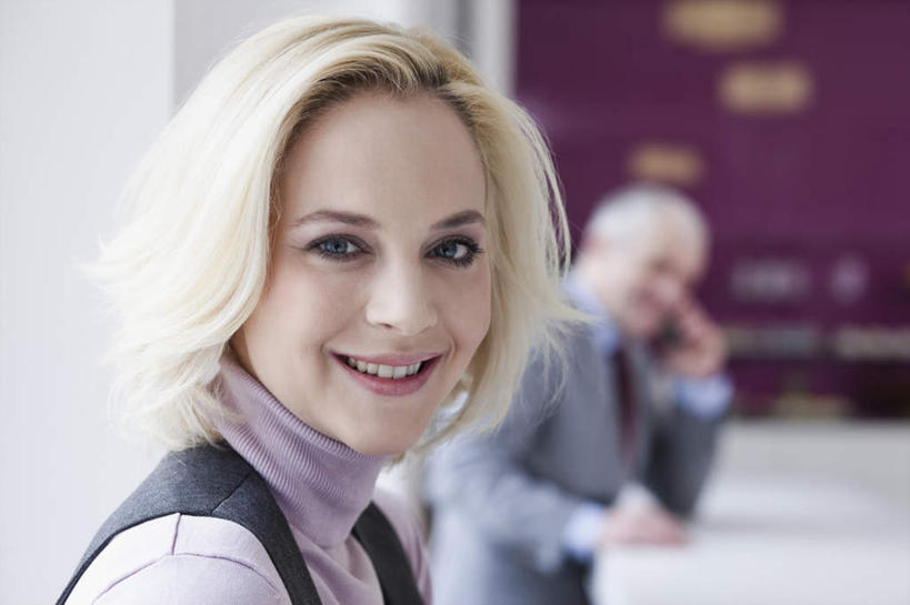 西方人,脸,头,脸颊,两个人,商务人士,商务男性,商务女性,办公室,坐,笑,打电话,微笑,露齿笑,横图,室内,特写,白天,侧面,衬衫,桌子,电话,手机,欧洲,欧洲人,握,套装,朦胧,模糊,办公桌,墙,拿,拿着,扭头,注视,通讯设备,墙壁,墙面,观察,看,转头,金色,握着,观看,察看,关注,商务装,工薪阶层,交流,老年男性,男人,男性,女人,女性,中年女性,白种人,头部,卷发,脸部,脸蛋,面部,白领,上班族,沟通,通话,坐着,半身,彩图,衬衣