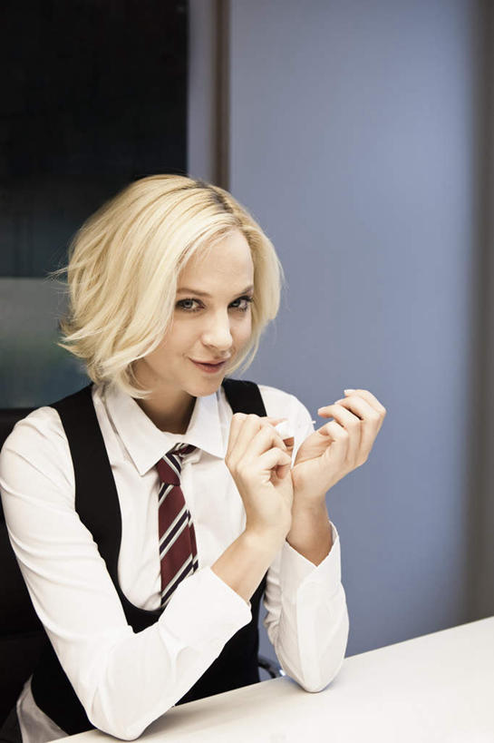 西方人,头发,一个人,商务人士,商务女性,坐,笑,微笑,竖图,室内,白天,正面,桌面,桌子,欧洲,欧洲人,仅一个女性,仅一个人,套装,检查,装饰,办公桌,墙,领带,指甲油,注视,墙壁,墙面,观察,看,仅一个中年女性,金色,观看,华丽,修饰,点缀,察看,伸出,象征,庄重,关注,商务装,身份,工薪阶层,衬托,美观,雅致,雅观,正式,地位,女人,女性,中年女性,白种人,白领,上班族,坐着,半身,彩图