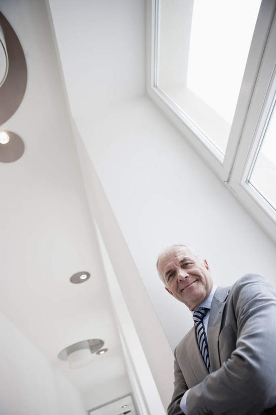 西方人,一个人,办公室,站,笑,双手交叉,微笑,露齿笑,竖图,室内,白天,仰视,窗户,天花板,照明,欧洲,欧洲人,仅一个男性,仅一个人,墙,走道,走廊,过道,灯光,注视,顶灯,玻璃窗,墙壁,墙面,灯,灯具,低头,观察,看,站着,仅一个老年男性,观看,照亮,察看,双手抱胸,照明设备,关注,老年男性,男人,男性,白种人,站立,半身,彩图,低角度拍摄