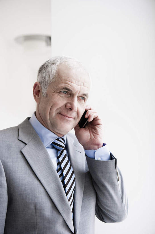 西方人,一个人,商务人士,商务男性,办公室,站,笑,打电话,微笑,露齿笑,竖图,室内,白天,正面,衬衫,窗户,天花板,电话,手机,照明,欧洲,欧洲人,仅一个男性,仅一个人,握,套装,墙,走道,走廊,过道,灯光,拿,拿着,注视,通讯设备,顶灯,玻璃窗,墙壁,墙面,灯,灯具,观察,看,站着,仅一个老年男性,握着,观看,照亮,察看,照明设备,关注,商务装,工薪阶层,交流,老年男性,男人,男性,白种人,白领,上班族,沟通,通话,站立,半身,彩图,衬衣