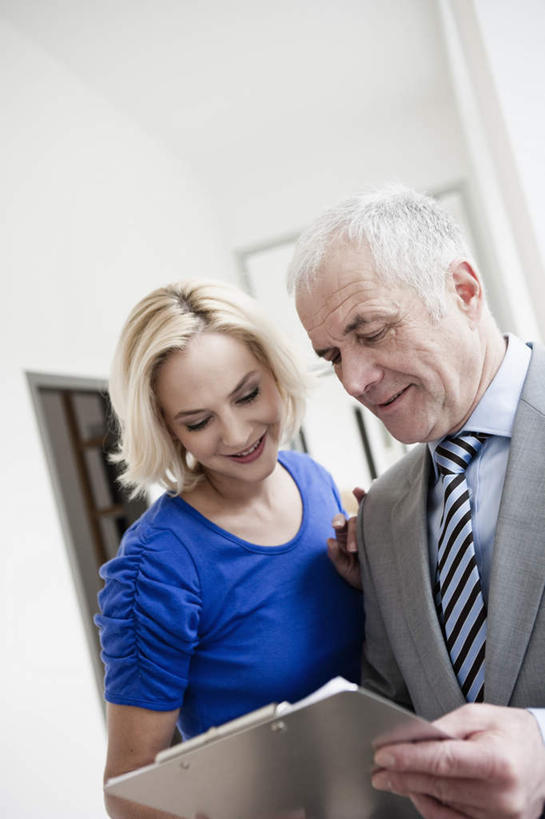 西方人,两个人,伙伴,朋友,商务人士,商务男性,商务女性,办公室,站,笑,微笑,竖图,室内,白天,正面,衬衫,友谊,合作,团队,窗户,天花板,照明,欧洲,欧洲人,握,写字,套装,笔,墙,灯光,办公用品,拿,拿着,注视,顶灯,水笔,玻璃窗,墙壁,墙面,灯,文具,蓝色,学习用品,灯具,观察,看,站着,战略,握着,观看,文具用品,照亮,察看,书写,照明设备,关注,商务装,记录板,工薪阶层,记事板,联合,合谋,配合,协作,老年男性,男人,男性,年轻女性,女人,女性,白种人,白领,上班族,站立,半身,彩图,衬衣