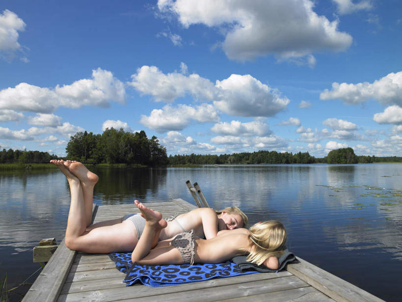 西方人,儿童,两个人,家庭,母亲,女儿,码头,笑,微笑,横图,室外,白天,侧面,泳装,比基尼,日光浴,纯洁,湖,湖泊,水,植物,港口,欧洲,欧洲人,阴影,光线,木板,毯子,影子,湖面,水流,水面,云,云朵,桥,木桥,云彩,光脚,栈桥,树,树木,小孩,蓝色,绿色,白云,倒影,蓝天,天空,阳光,自然,垫子,湖水,天,趴着,温暖,温馨,母女,一家人,赤脚,可爱,母爱,童年,童趣,生长,晴朗,成长,人行桥,木板桥,和睦,倒映,童真,烂漫,无邪,游艇码头,反照,沙滩垫,天真,年轻女性,女孩,女人,女性,白种人,孩子,年轻人,晴空,趴,彩图,全身,三点式,泳衣,摆渡口,埠头,渡口,渡头,港湾,海港,口岸,融洽,女生