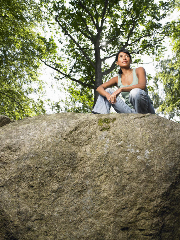 西方人,一个人,坐,竖图,室外,白天,仰视,石头,树林,植物,欧洲,欧洲人,仅一个年轻女性,仅一个女性,仅一个人,一块,阴影,服装,裤子,光线,背心,石子,影子,注视,牛仔裤,树,树木,衣服,绿色,天空,阳光,自然,天,观察,看,手放前,服饰,生长,成长,观看,察看,衣着,穿着,关注,衣饰,年轻女性,女人,女性,白种人,石块,岩石,坐着,彩图,低角度拍摄,全身
