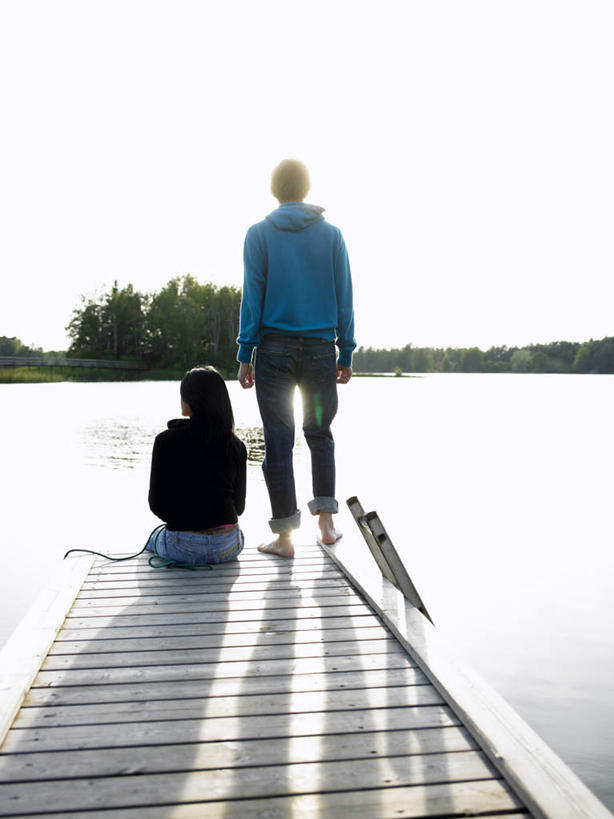 西方人,两个人,夫妻,码头,站,坐,竖图,室外,白天,爱情,湖,湖泊,水,植物,港口,欧洲,欧洲人,阴影,服装,光线,木板,影子,湖面,水流,水面,桥,木桥,浪漫,注视,休闲装,栈桥,树,树木,背面,衣服,绿色,天空,阳光,自然,湖水,天,观察,看,站着,休闲,休闲服,恩爱,恋人,服饰,生长,成长,观看,人行桥,木板桥,察看,关注,游艇码头,男人,男性,年轻男性,年轻女性,女人,女性,白种人,夫妇,情侣,站立,坐着,彩图,全身,眩光,摆渡口,埠头,渡口,渡头,港湾,海港,口岸,伴侣